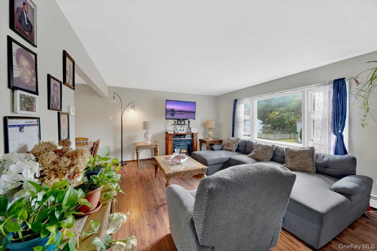 42 Keats Drive, New Windsor, NY, 3 Bedrooms Bedrooms, 8 Rooms Rooms,1 BathroomBathrooms,Residential,For Rent,Keats,0,1030142 42 Keats Drive, New Windsor, NY, 3 Bedrooms Bedrooms, 8 Rooms Rooms,1 BathroomBathrooms,Residential,For Rent,Keats,0,1030142