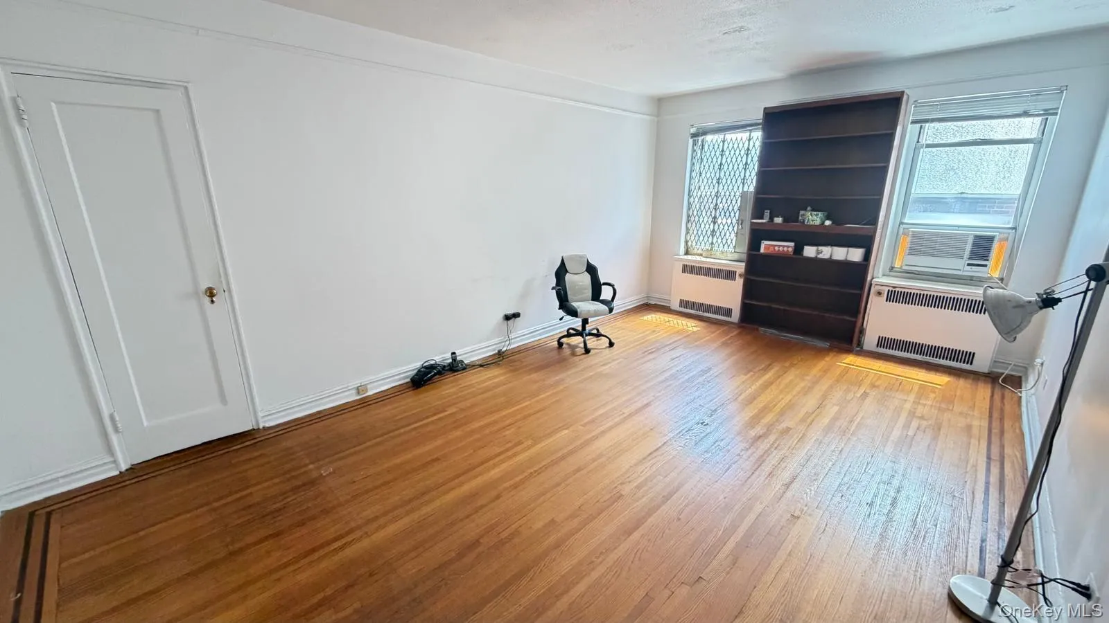61-41 Saunders Street, New York, NY, 3 Rooms Rooms,1 BathroomBathrooms,Residential,For Rent,Saunders,0,1030156 61-41 Saunders Street, New York, NY, 3 Rooms Rooms,1 BathroomBathrooms,Residential,For Rent,Saunders,0,1030156