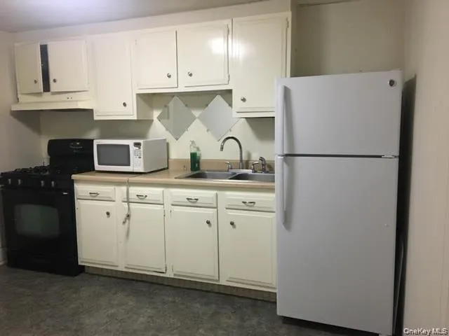 13 Benton Avenue, Middletown, NY, 1 Bedroom Bedrooms, 4 Rooms Rooms,1 BathroomBathrooms,Residential Lease,For Rent,Benton,0,1030180 13 Benton Avenue, Middletown, NY, 1 Bedroom Bedrooms, 4 Rooms Rooms,1 BathroomBathrooms,Residential Lease,For Rent,Benton,0,1030180