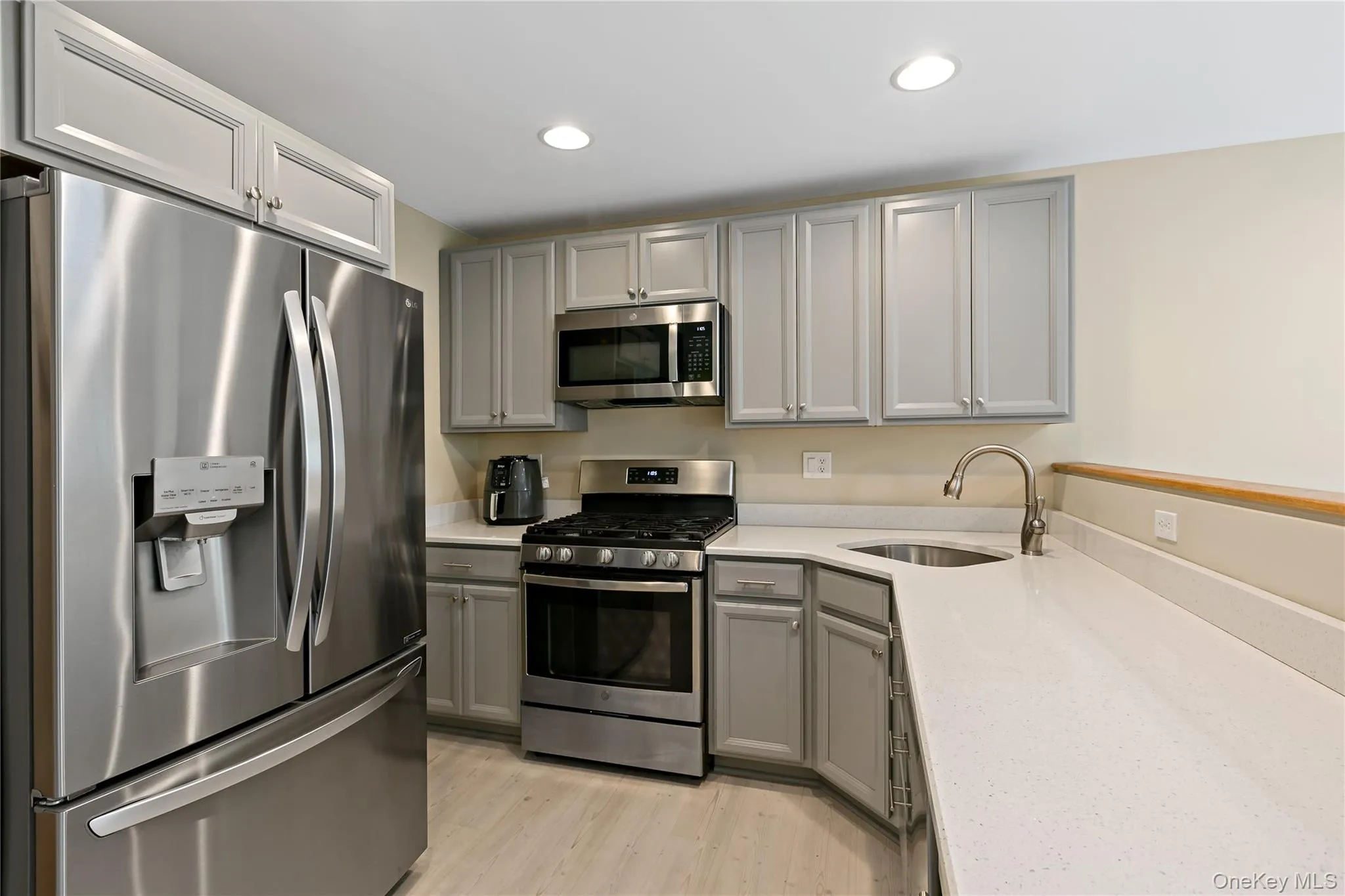 So much counter space, recessed lighting and a perfect chefs triangle for cooking. So much counter space, recessed lighting and a perfect chefs triangle for cooking.