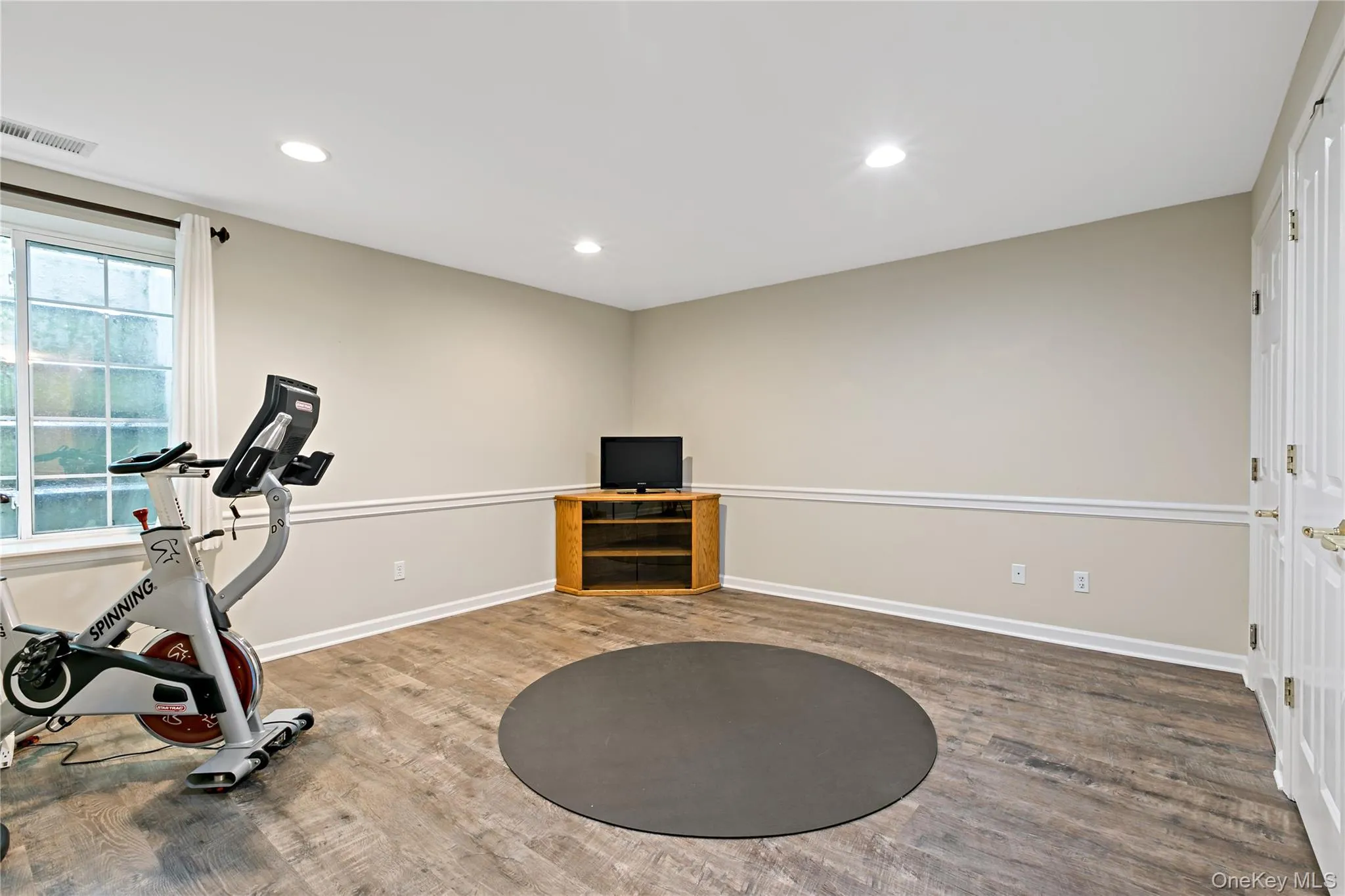 Lower level room passed the entryway is this bonus room. Lower level room passed the entryway is this bonus room.