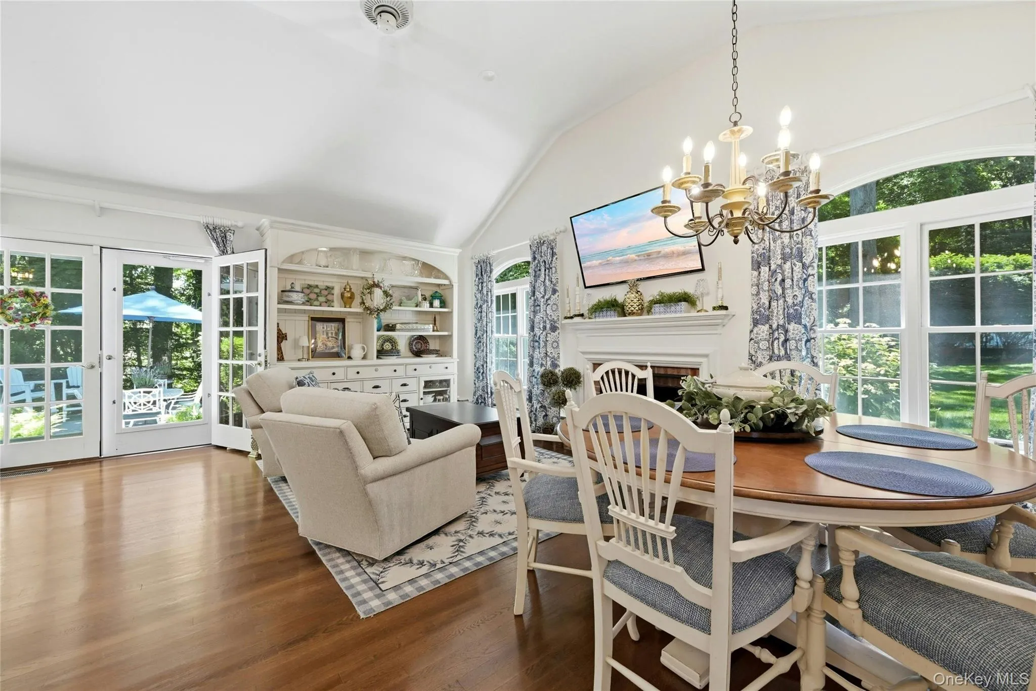 Breakfast Nook and Den w/ Built-Ins Breakfast Nook and Den w/ Built-Ins