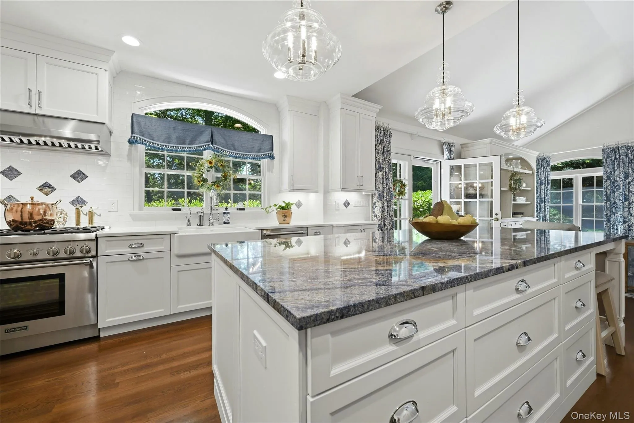 Chef's Kitchen w/Top Of The Line Appliances Chef's Kitchen w/Top Of The Line Appliances
