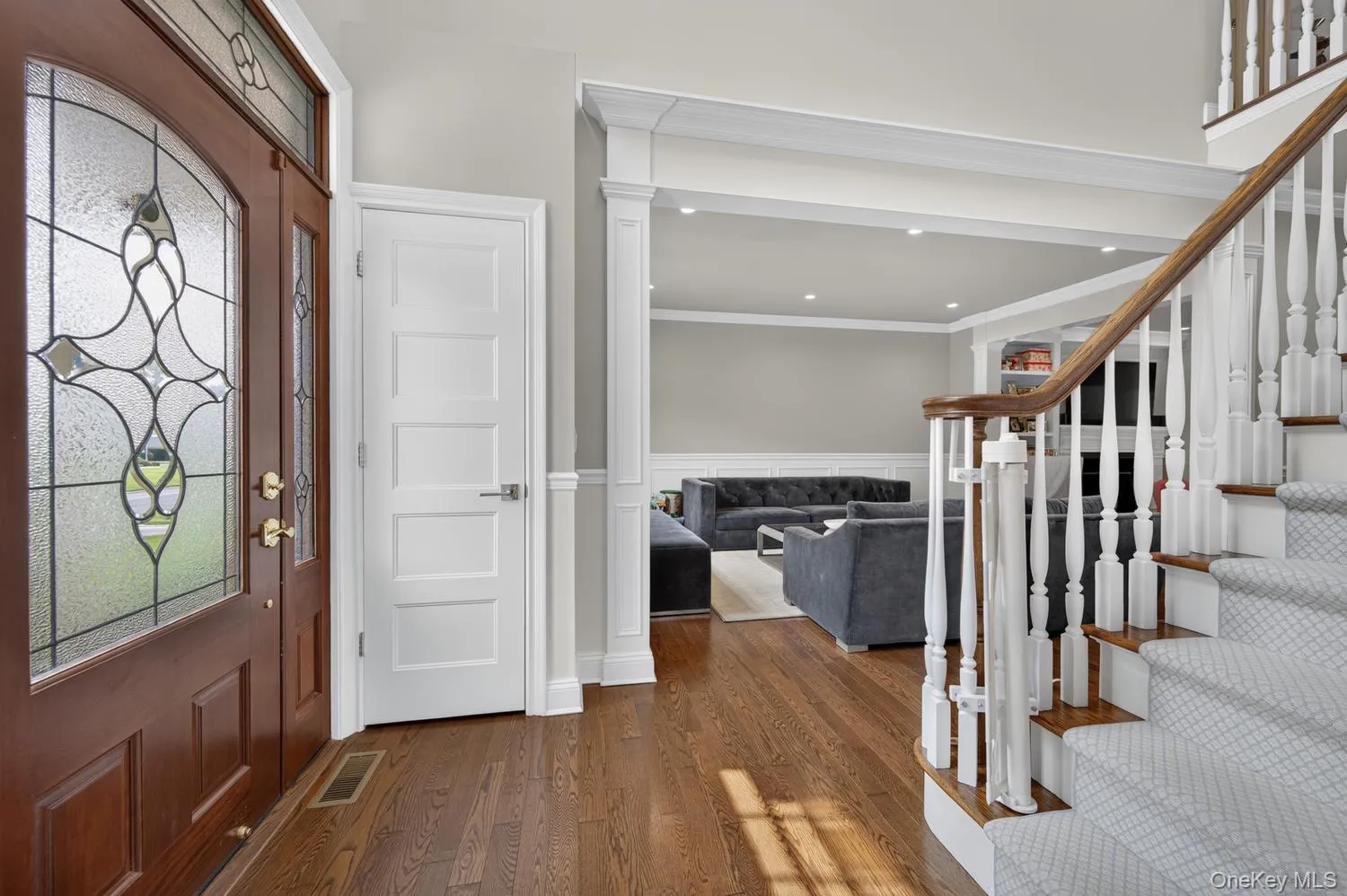 Gracious Entrance Foyer with hard wood floor. Gracious Entrance Foyer with hard wood floor.