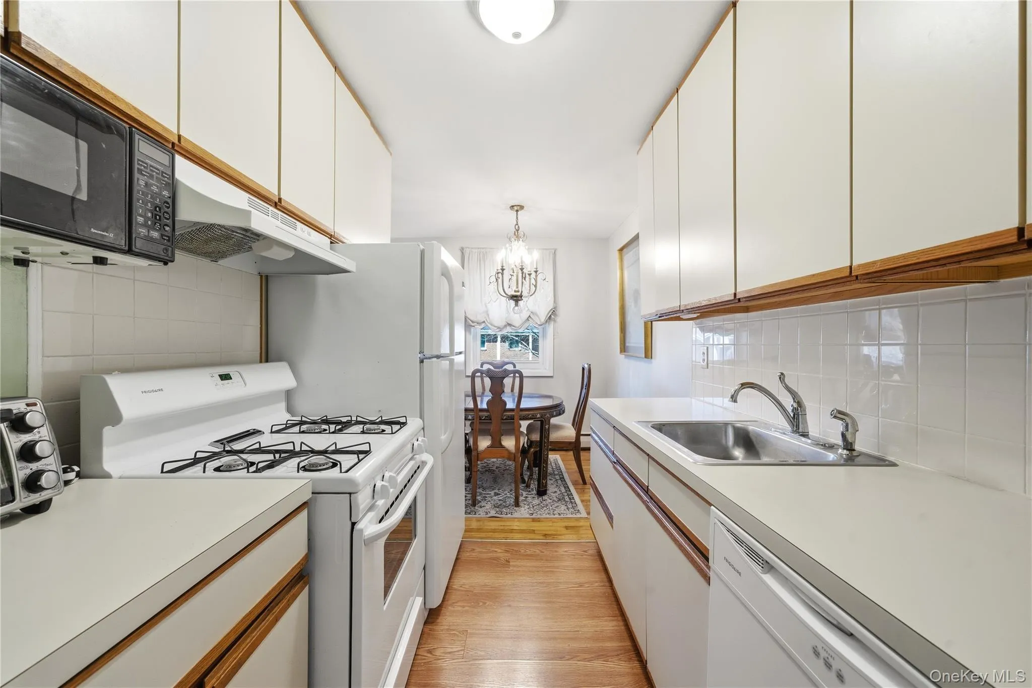 297 Merrick Road, Babylon, NY, 1 Bedroom Bedrooms, 4 Rooms Rooms,1 BathroomBathrooms,Residential,For Rent,Merrick,0,1030264 297 Merrick Road, Babylon, NY, 1 Bedroom Bedrooms, 4 Rooms Rooms,1 BathroomBathrooms,Residential,For Rent,Merrick,0,1030264
