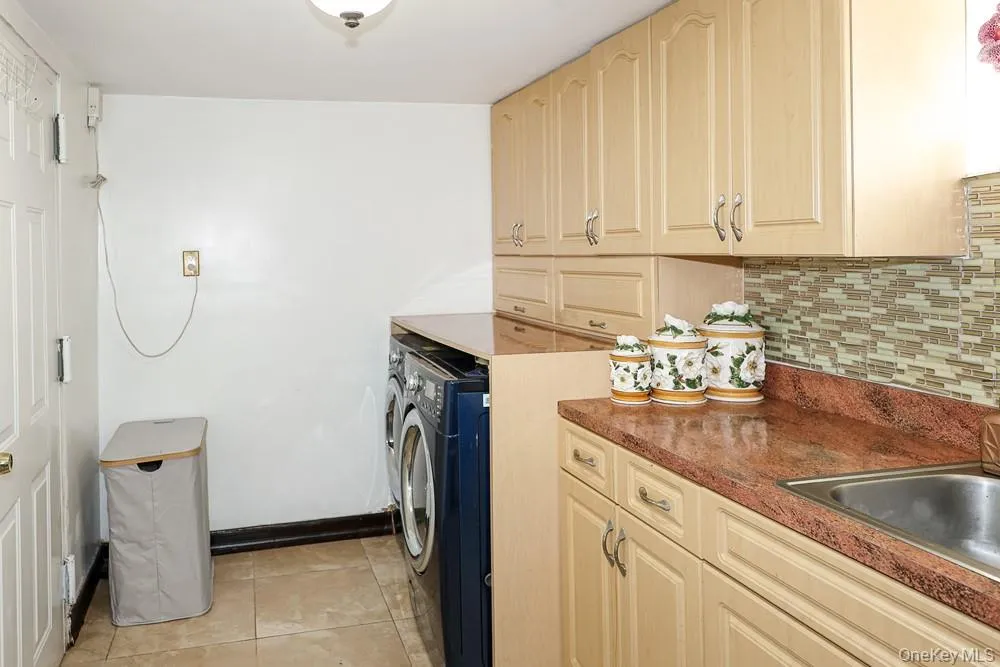 265-04 79th Avenue, New York, NY, 3 Bedrooms Bedrooms, 6 Rooms Rooms,4 BathroomsBathrooms,Residential,For Rent,79th,0,1030270 265-04 79th Avenue, New York, NY, 3 Bedrooms Bedrooms, 6 Rooms Rooms,4 BathroomsBathrooms,Residential,For Rent,79th,0,1030270