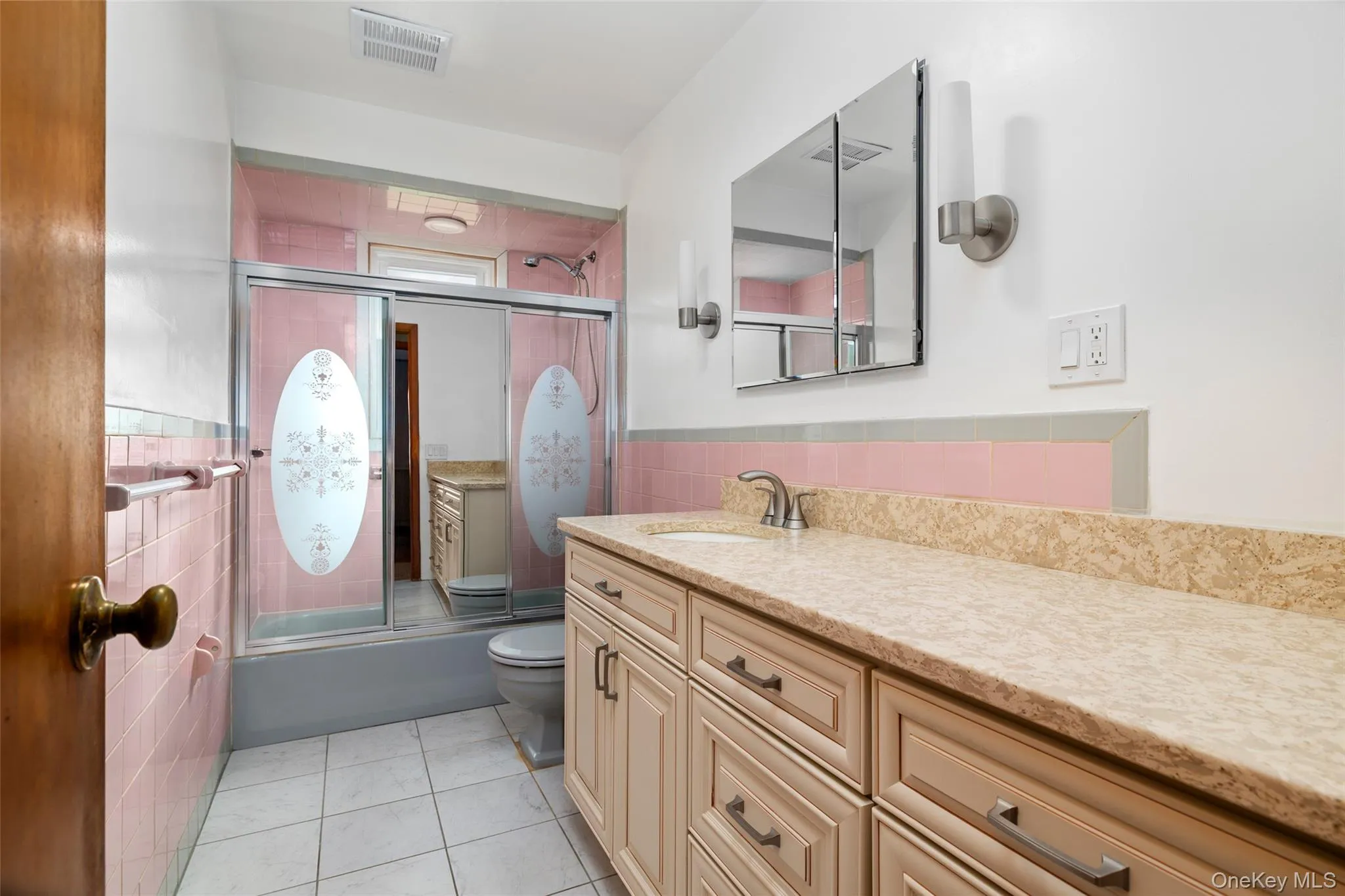 Main level Bathroom w tub & updated vanity. Main level Bathroom w tub & updated vanity.