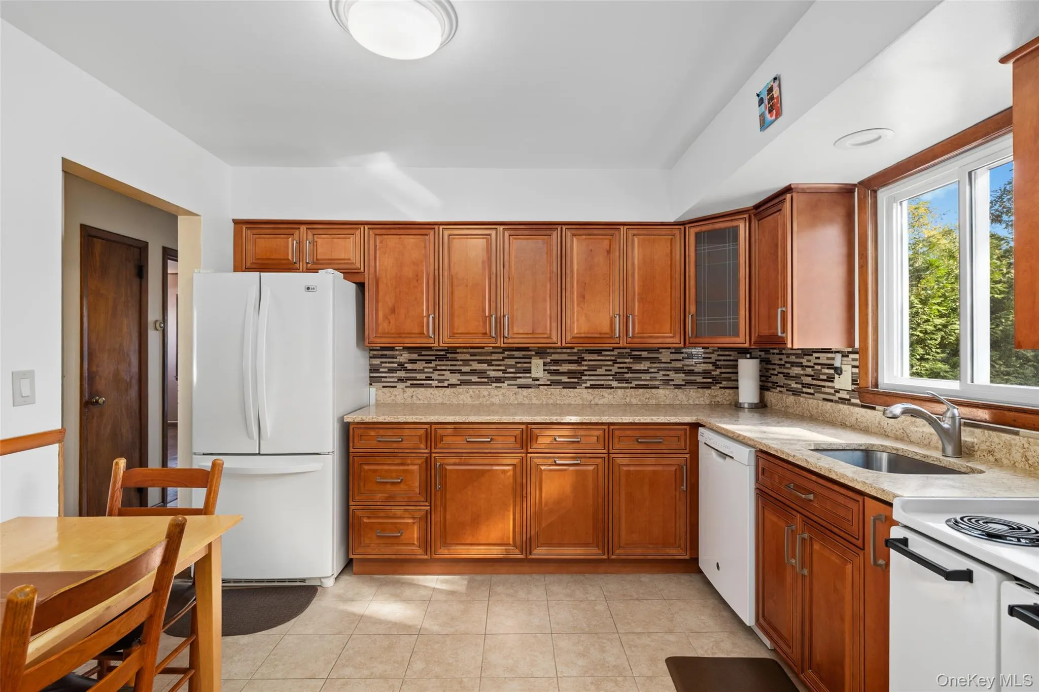 Updated Kitchen w tiled backsplash & quartz countertops Updated Kitchen w tiled backsplash & quartz countertops