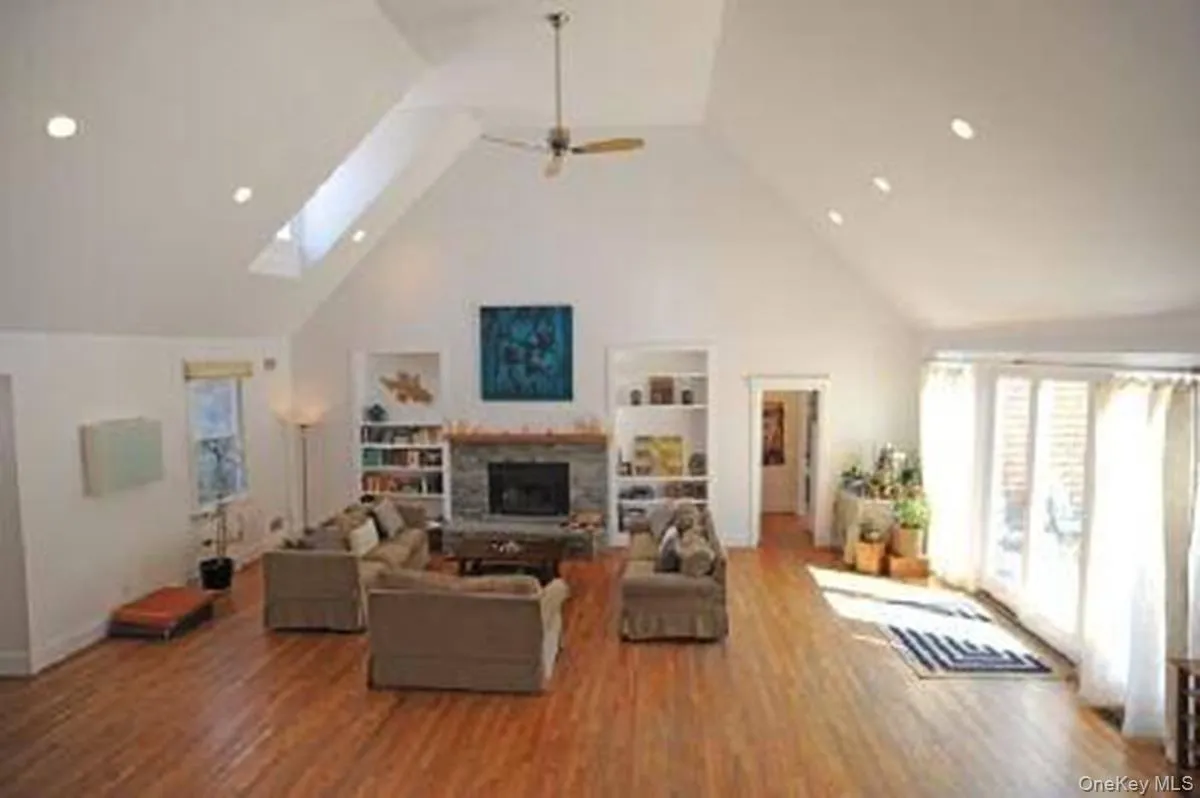 111 Merchants Path, Southampton, New York 11963