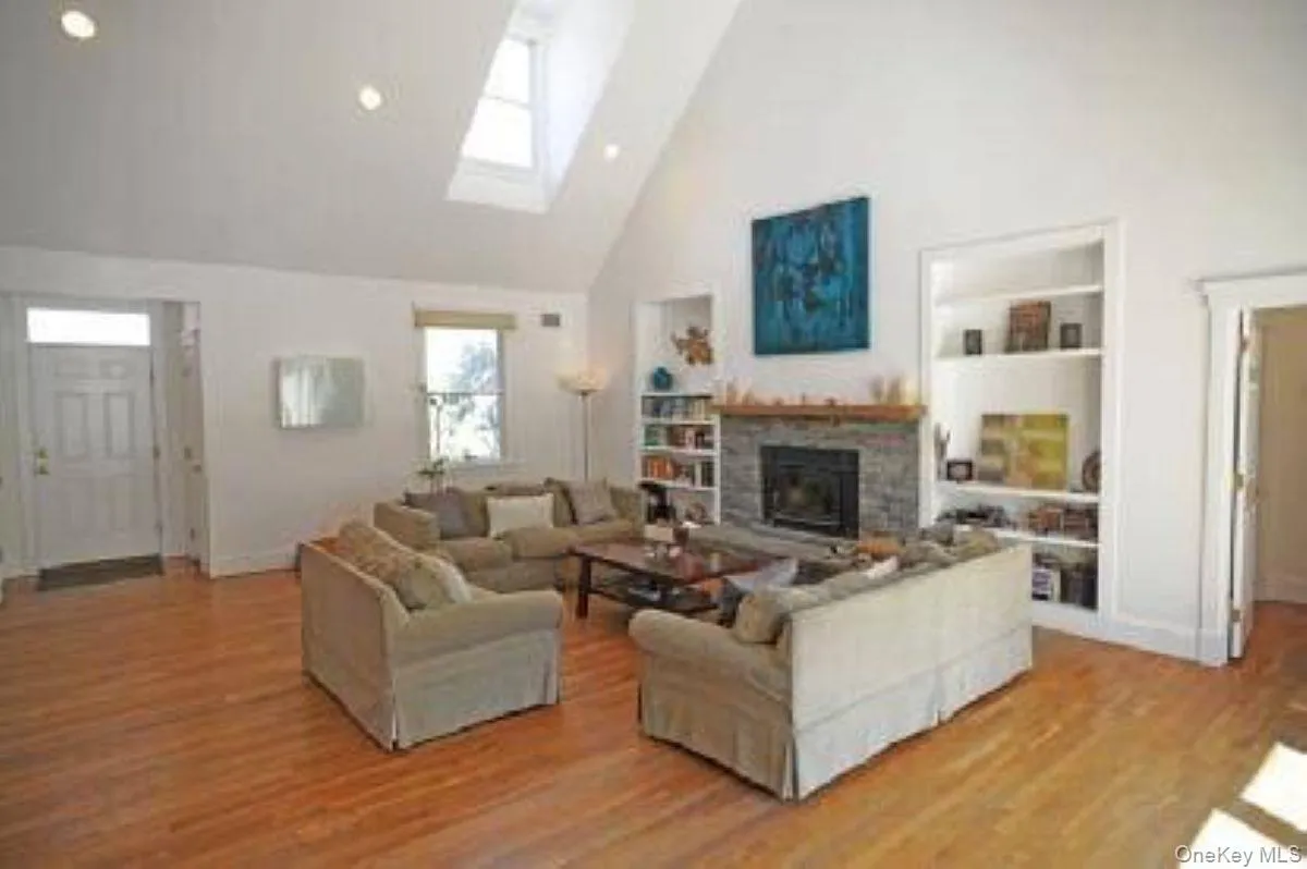 111 Merchants Path, Southampton, New York 11963