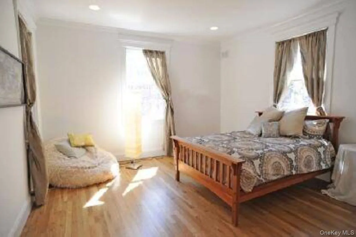 111 Merchants Path, Southampton, New York 11963