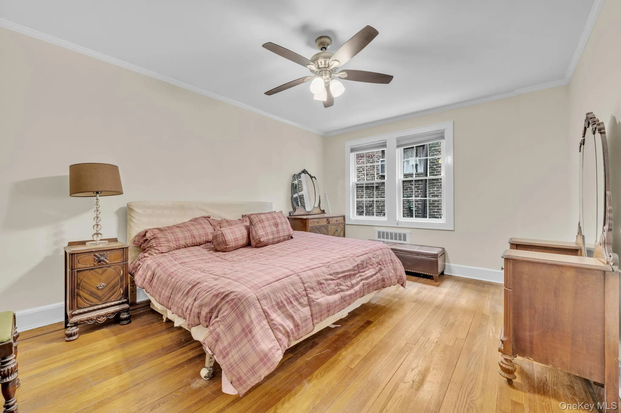 Large bedroom, fits king + size bed Large bedroom, fits king + size bed