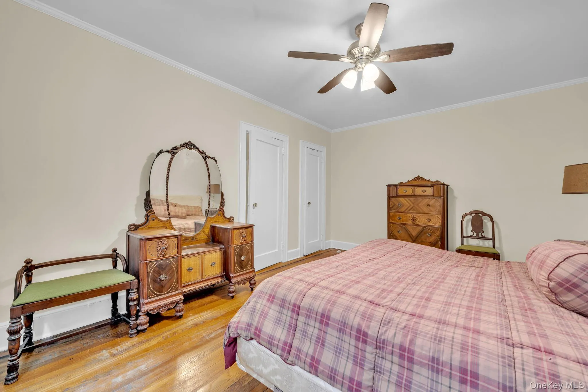 Large bedroom, fits king + size bed Large bedroom, fits king + size bed