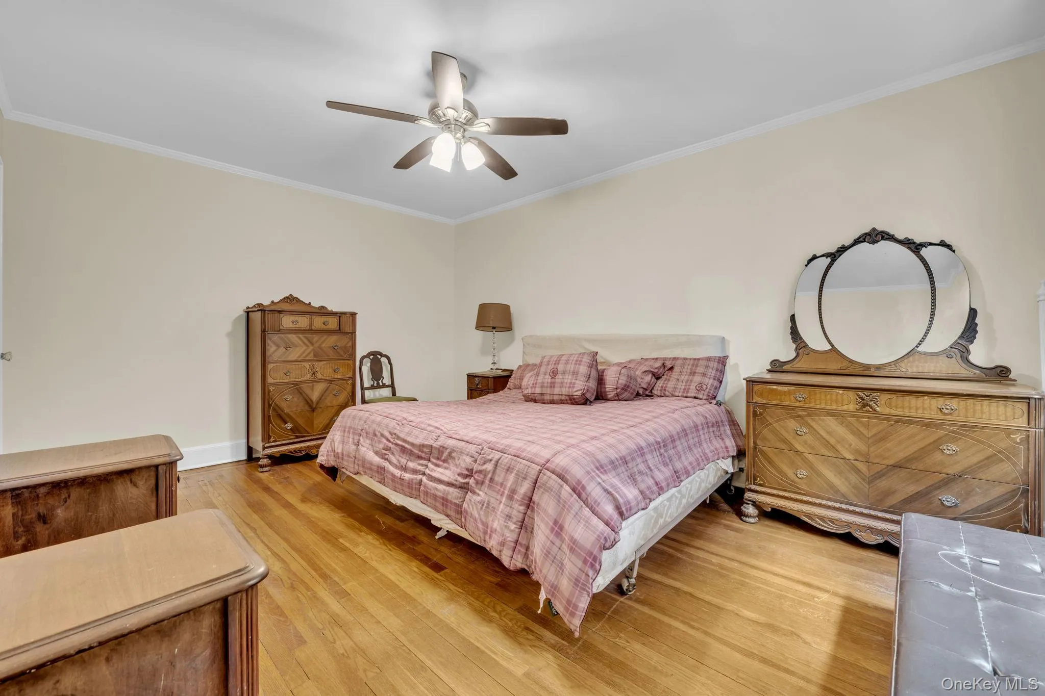 Large bedroom, fits king + size bed Large bedroom, fits king + size bed