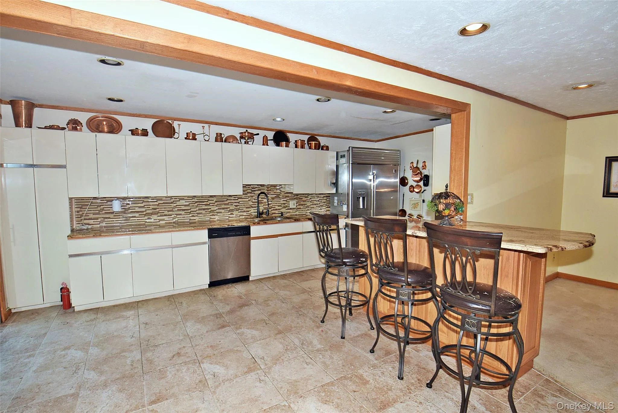 Eat-in-kitchen Eat-in-kitchen