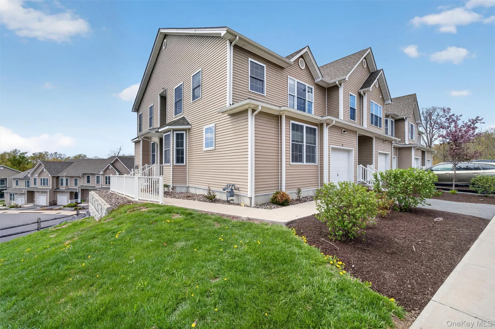 End Unit with side entrance. End Unit with side entrance.