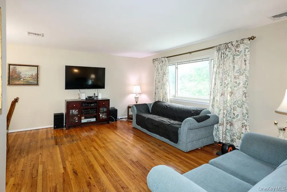 555 Windsor Avenue, Islip, NY, 4 Bedrooms Bedrooms, 7 Rooms Rooms,2 BathroomsBathrooms,Residential,For Rent,Windsor,0,1030408 555 Windsor Avenue, Islip, NY, 4 Bedrooms Bedrooms, 7 Rooms Rooms,2 BathroomsBathrooms,Residential,For Rent,Windsor,0,1030408