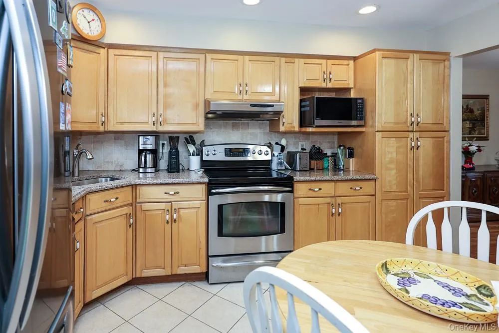 555 Windsor Avenue, Islip, NY, 4 Bedrooms Bedrooms, 7 Rooms Rooms,2 BathroomsBathrooms,Residential,For Rent,Windsor,0,1030408 555 Windsor Avenue, Islip, NY, 4 Bedrooms Bedrooms, 7 Rooms Rooms,2 BathroomsBathrooms,Residential,For Rent,Windsor,0,1030408