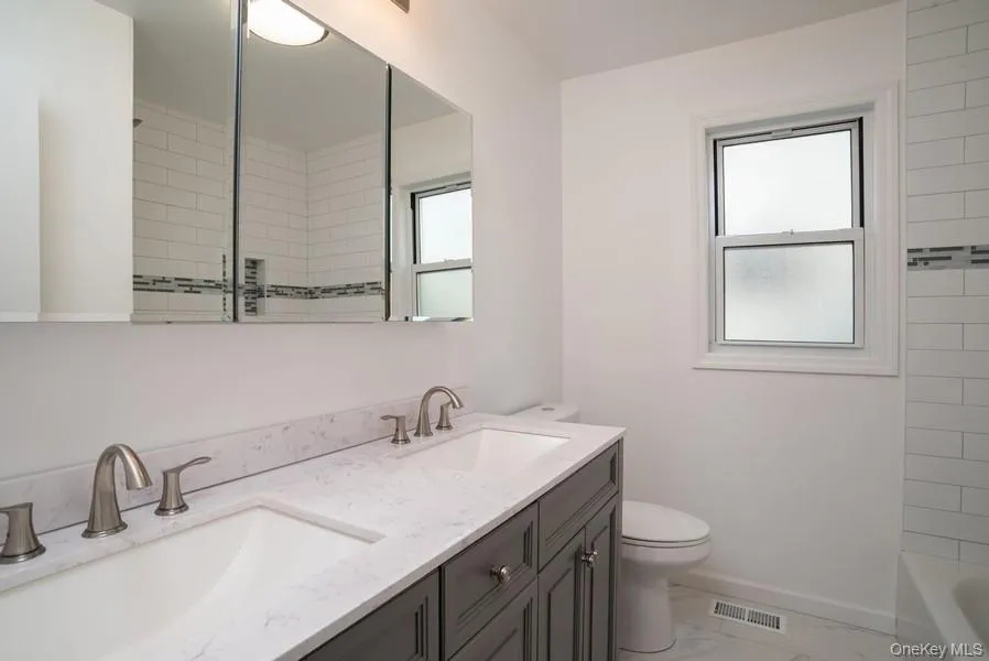 Main Bathroom Main Bathroom