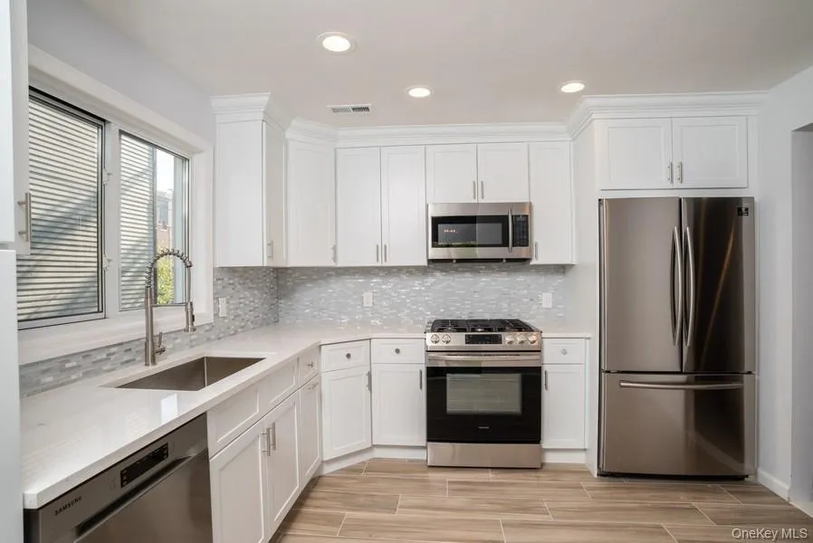 Beautiful kitchen with Samsung Stainless steel Appliances Beautiful kitchen with Samsung Stainless steel Appliances