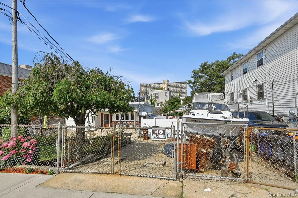 672 Drew Street, New York, NY, 3 Bedrooms Bedrooms, 6 Rooms Rooms,3 BathroomsBathrooms,Residential,For Rent,Drew,0,1030432 672 Drew Street, New York, NY, 3 Bedrooms Bedrooms, 6 Rooms Rooms,3 BathroomsBathrooms,Residential,For Rent,Drew,0,1030432