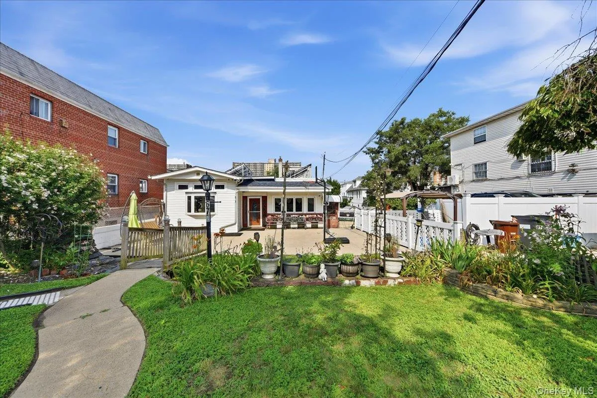 672 Drew Street, New York, NY, 3 Bedrooms Bedrooms, 6 Rooms Rooms,3 BathroomsBathrooms,Residential,For Rent,Drew,0,1030432 672 Drew Street, New York, NY, 3 Bedrooms Bedrooms, 6 Rooms Rooms,3 BathroomsBathrooms,Residential,For Rent,Drew,0,1030432
