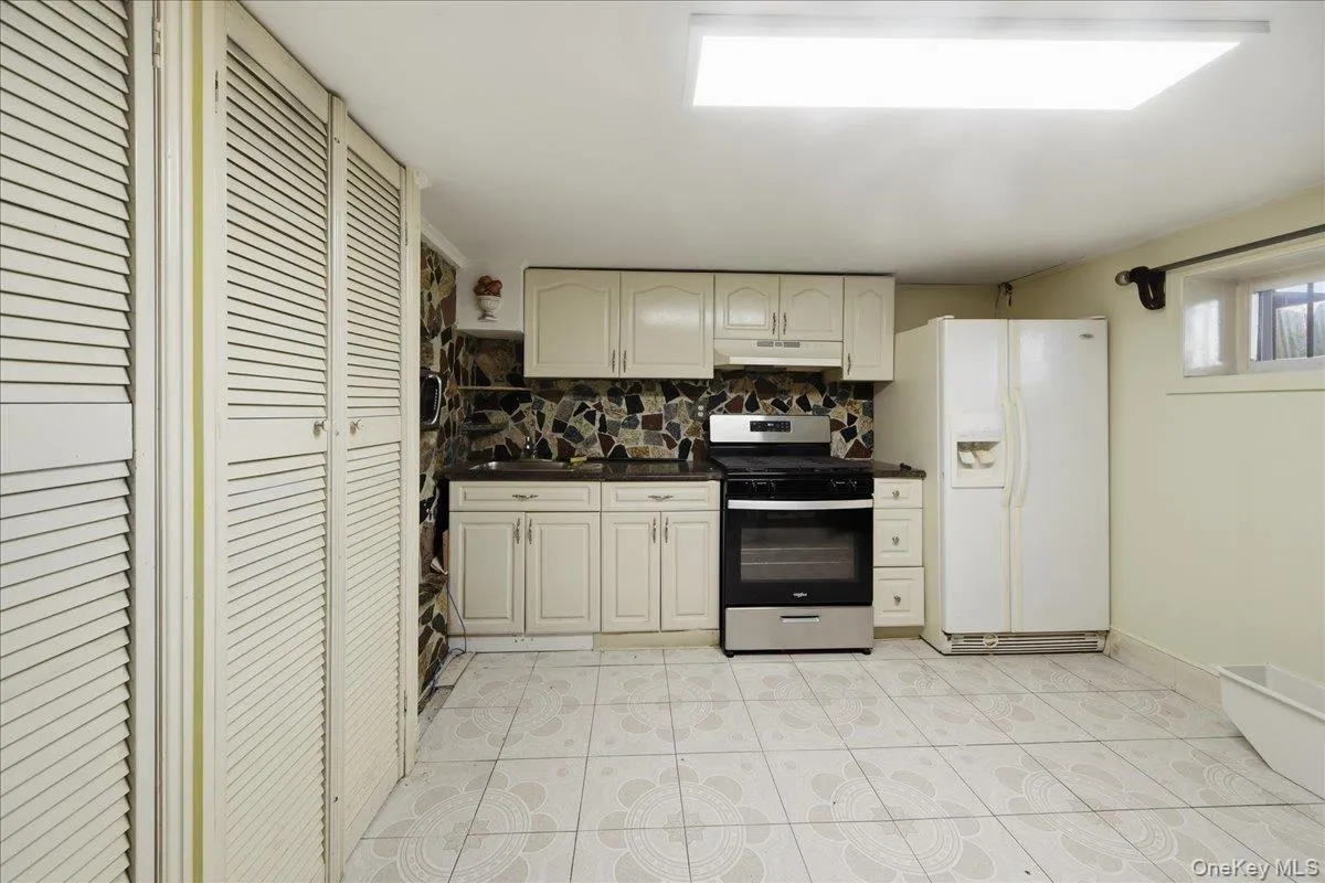 672 Drew Street, New York, NY, 3 Bedrooms Bedrooms, 6 Rooms Rooms,3 BathroomsBathrooms,Residential,For Rent,Drew,0,1030432 672 Drew Street, New York, NY, 3 Bedrooms Bedrooms, 6 Rooms Rooms,3 BathroomsBathrooms,Residential,For Rent,Drew,0,1030432
