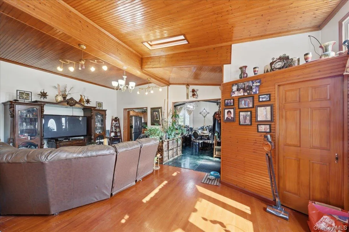 672 Drew Street, New York, NY, 3 Bedrooms Bedrooms, 6 Rooms Rooms,3 BathroomsBathrooms,Residential,For Rent,Drew,0,1030432 672 Drew Street, New York, NY, 3 Bedrooms Bedrooms, 6 Rooms Rooms,3 BathroomsBathrooms,Residential,For Rent,Drew,0,1030432