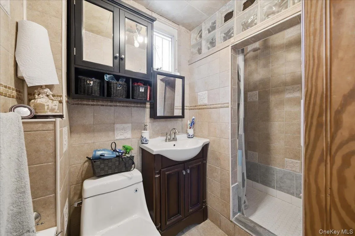 672 Drew Street, New York, NY, 3 Bedrooms Bedrooms, 6 Rooms Rooms,3 BathroomsBathrooms,Residential,For Rent,Drew,0,1030432 672 Drew Street, New York, NY, 3 Bedrooms Bedrooms, 6 Rooms Rooms,3 BathroomsBathrooms,Residential,For Rent,Drew,0,1030432