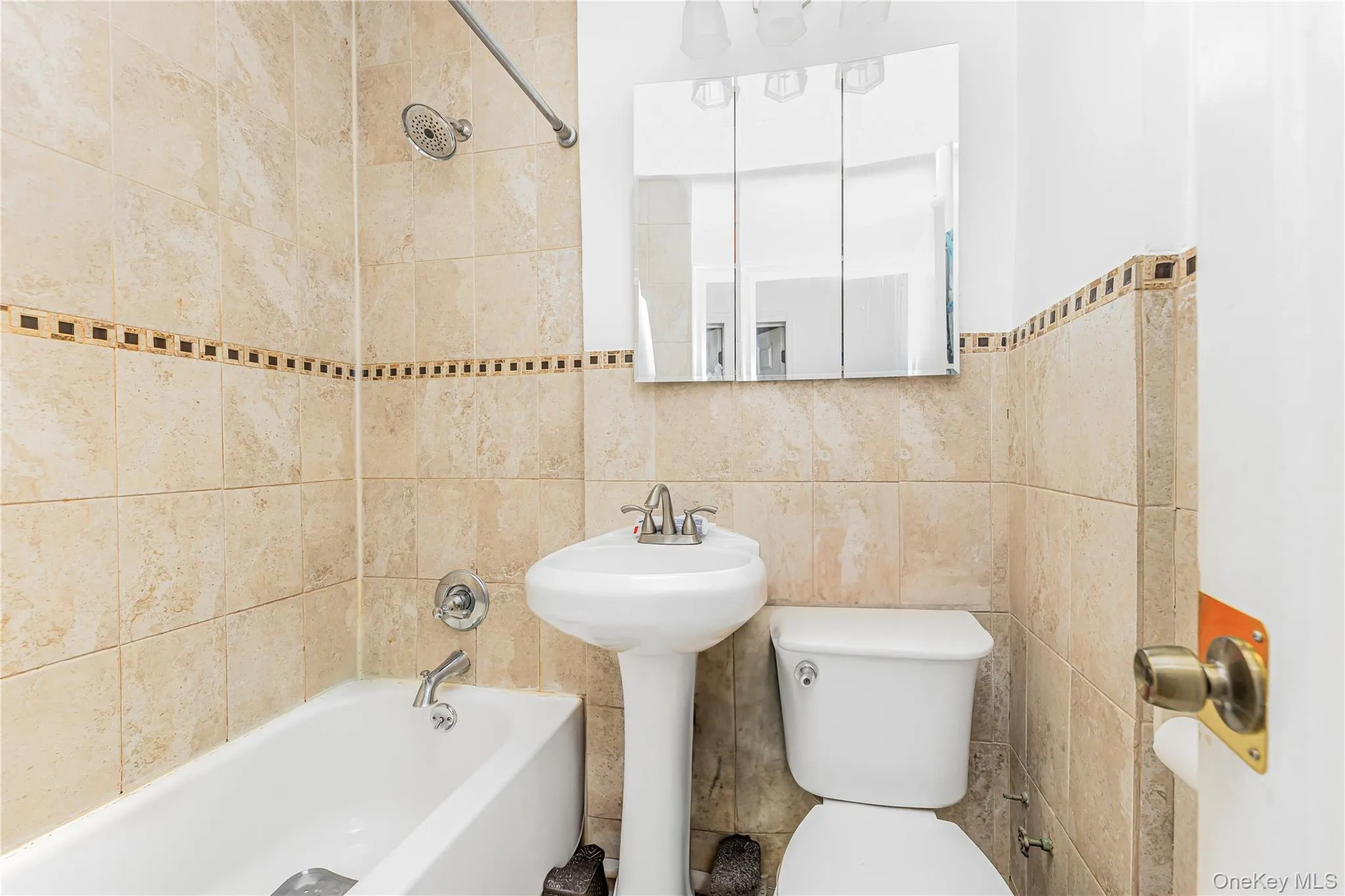 426 Calhoun Avenue, New York, NY, 3 Bedrooms Bedrooms, 7 Rooms Rooms,2 BathroomsBathrooms,Residential,For Rent,Calhoun,0,1030465 426 Calhoun Avenue, New York, NY, 3 Bedrooms Bedrooms, 7 Rooms Rooms,2 BathroomsBathrooms,Residential,For Rent,Calhoun,0,1030465