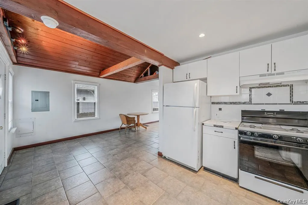 8 Eastern concourse, Babylon, NY, 1 Bedroom Bedrooms, 4 Rooms Rooms,1 BathroomBathrooms,Residential,For Rent,Eastern concourse,0,1030515 8 Eastern concourse, Babylon, NY, 1 Bedroom Bedrooms, 4 Rooms Rooms,1 BathroomBathrooms,Residential,For Rent,Eastern concourse,0,1030515