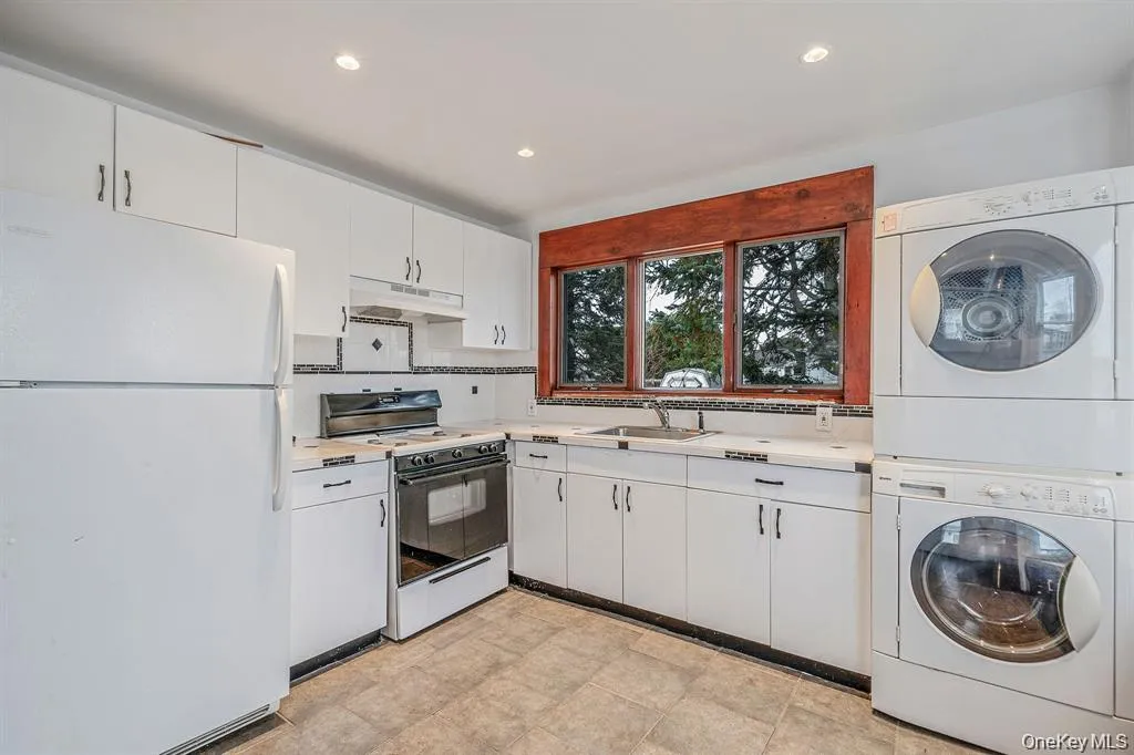 8 Eastern concourse, Babylon, NY, 1 Bedroom Bedrooms, 4 Rooms Rooms,1 BathroomBathrooms,Residential,For Rent,Eastern concourse,0,1030515 8 Eastern concourse, Babylon, NY, 1 Bedroom Bedrooms, 4 Rooms Rooms,1 BathroomBathrooms,Residential,For Rent,Eastern concourse,0,1030515