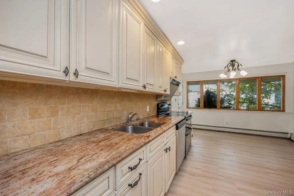 6 Village Drive, Oyster Bay, NY, 5 Bedrooms Bedrooms, 7 Rooms Rooms,3 BathroomsBathrooms,Residential,For Rent,Village,0,1030525 6 Village Drive, Oyster Bay, NY, 5 Bedrooms Bedrooms, 7 Rooms Rooms,3 BathroomsBathrooms,Residential,For Rent,Village,0,1030525