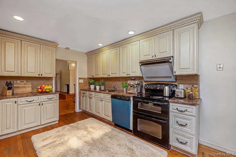 6 Village Drive, Oyster Bay, NY, 5 Bedrooms Bedrooms, 7 Rooms Rooms,3 BathroomsBathrooms,Residential,For Rent,Village,0,1030525 6 Village Drive, Oyster Bay, NY, 5 Bedrooms Bedrooms, 7 Rooms Rooms,3 BathroomsBathrooms,Residential,For Rent,Village,0,1030525