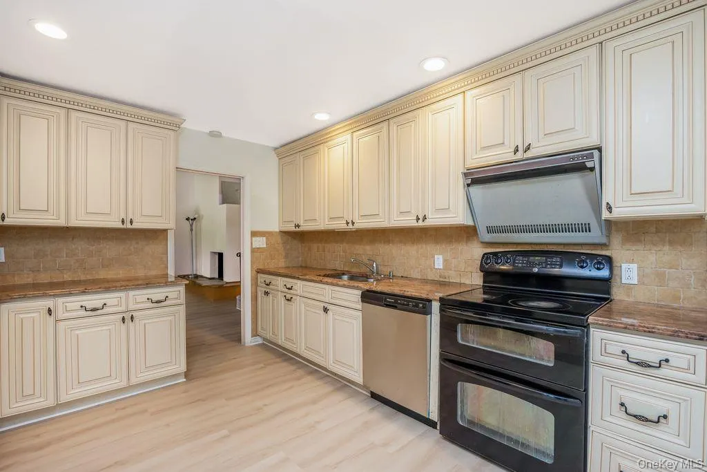 6 Village Drive, Oyster Bay, NY, 5 Bedrooms Bedrooms, 7 Rooms Rooms,3 BathroomsBathrooms,Residential,For Rent,Village,0,1030525 6 Village Drive, Oyster Bay, NY, 5 Bedrooms Bedrooms, 7 Rooms Rooms,3 BathroomsBathrooms,Residential,For Rent,Village,0,1030525