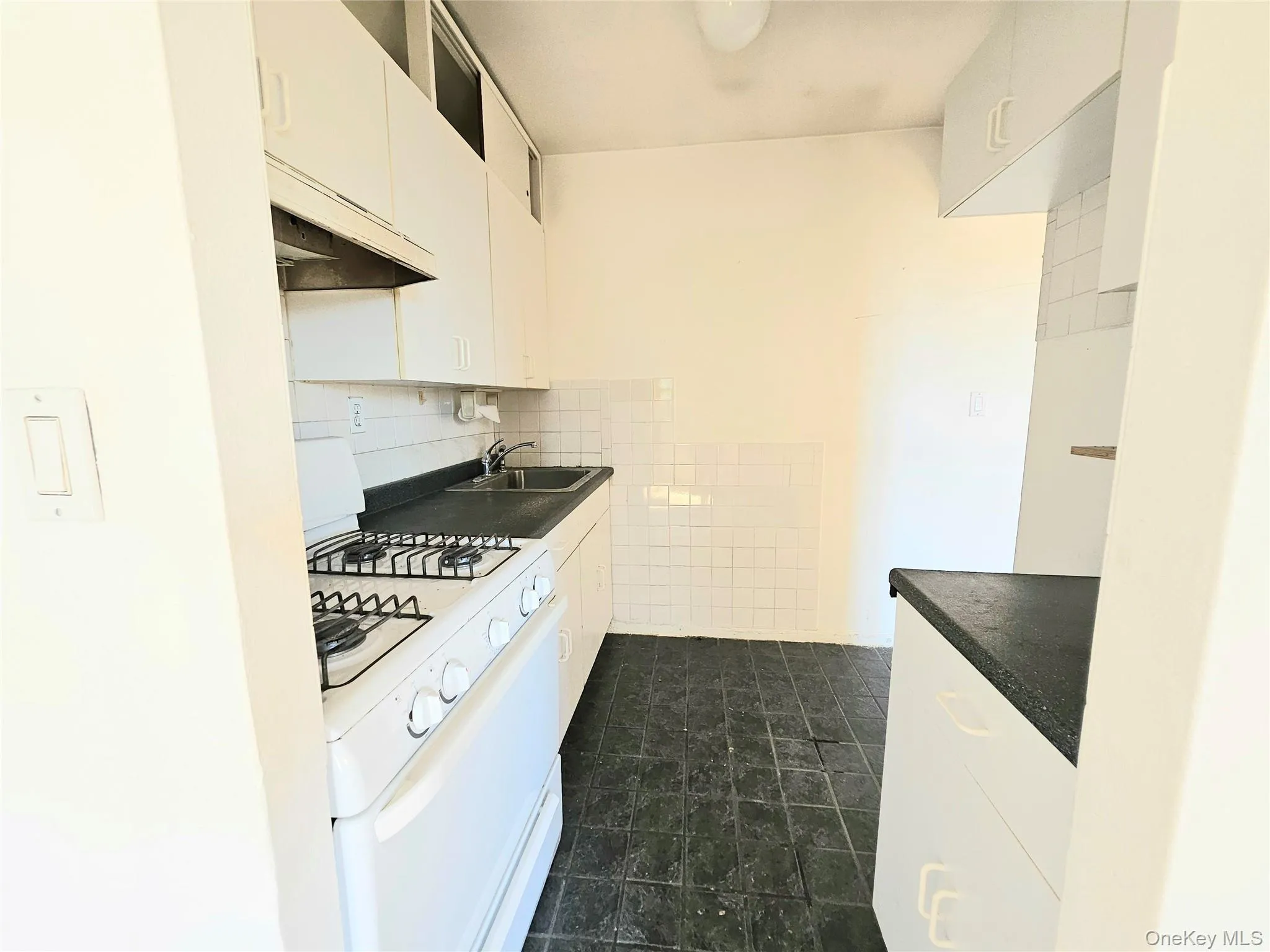 87-01 Midland Parkway, New York, NY, 2 Rooms Rooms,1 BathroomBathrooms,Residential,For Rent,Midland,0,1030534 87-01 Midland Parkway, New York, NY, 2 Rooms Rooms,1 BathroomBathrooms,Residential,For Rent,Midland,0,1030534