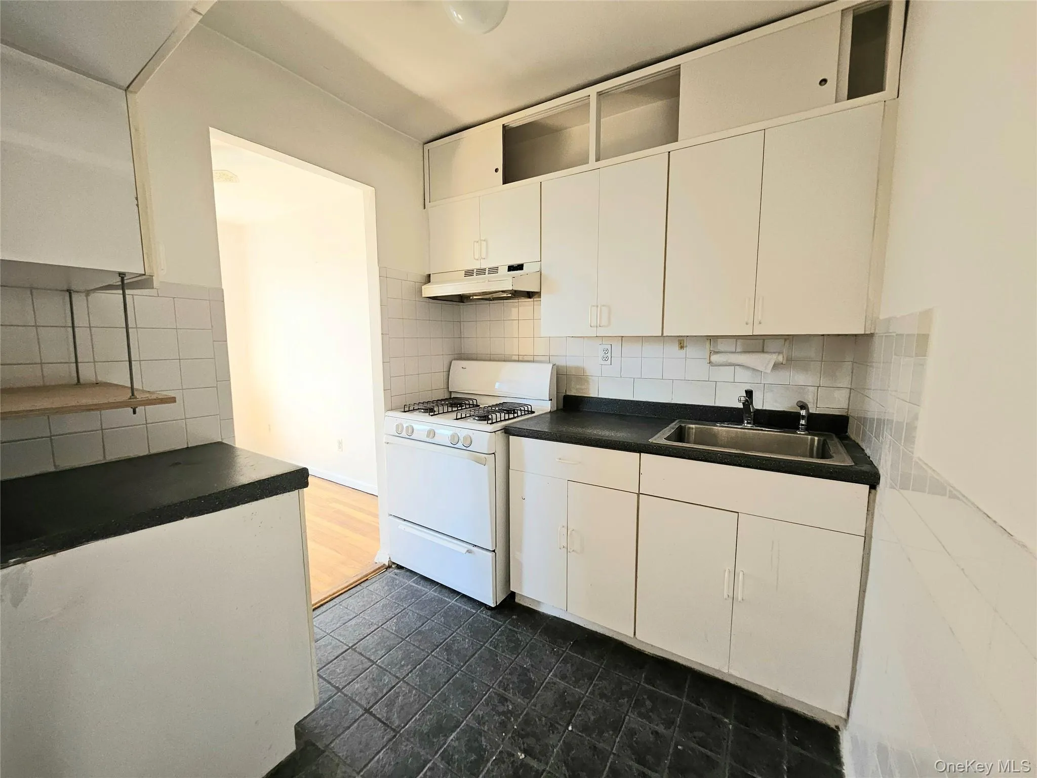 87-01 Midland Parkway, New York, NY, 2 Rooms Rooms,1 BathroomBathrooms,Residential,For Rent,Midland,0,1030534 87-01 Midland Parkway, New York, NY, 2 Rooms Rooms,1 BathroomBathrooms,Residential,For Rent,Midland,0,1030534