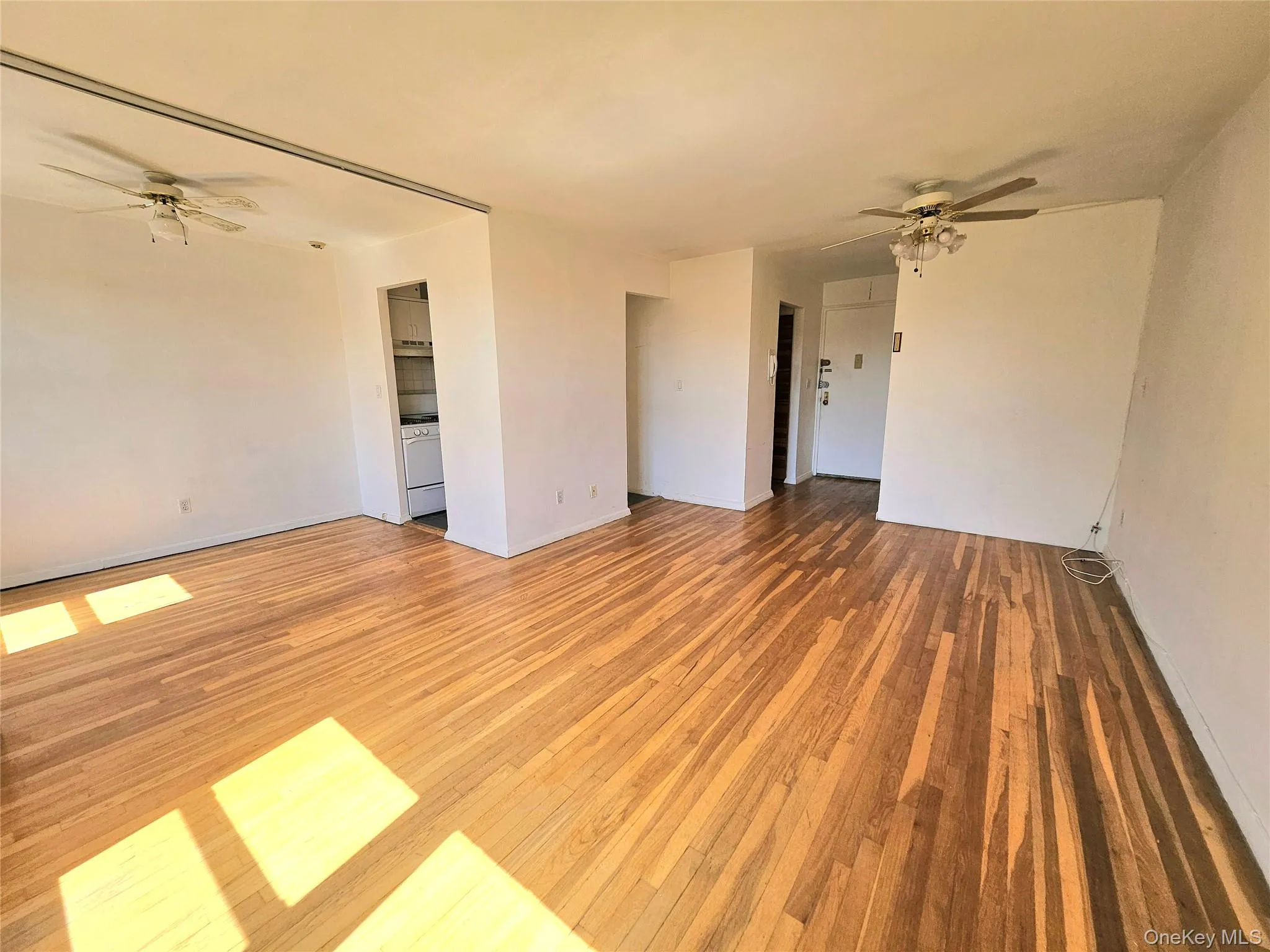87-01 Midland Parkway, New York, NY, 2 Rooms Rooms,1 BathroomBathrooms,Residential,For Rent,Midland,0,1030534 87-01 Midland Parkway, New York, NY, 2 Rooms Rooms,1 BathroomBathrooms,Residential,For Rent,Midland,0,1030534
