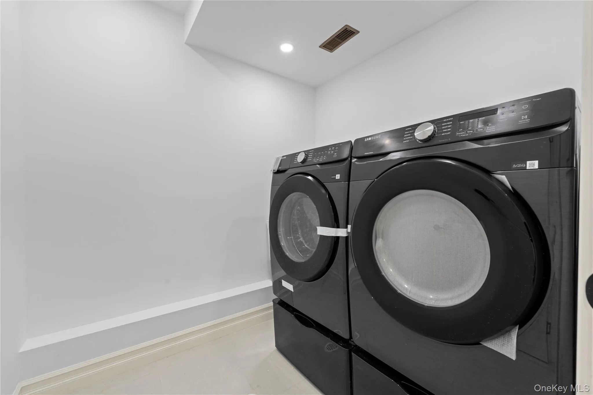 172-12 65th Avenue, New York, NY, 4 Bedrooms Bedrooms, 10 Rooms Rooms,3 BathroomsBathrooms,Residential,For Rent,65th,0,1030574 172-12 65th Avenue, New York, NY, 4 Bedrooms Bedrooms, 10 Rooms Rooms,3 BathroomsBathrooms,Residential,For Rent,65th,0,1030574