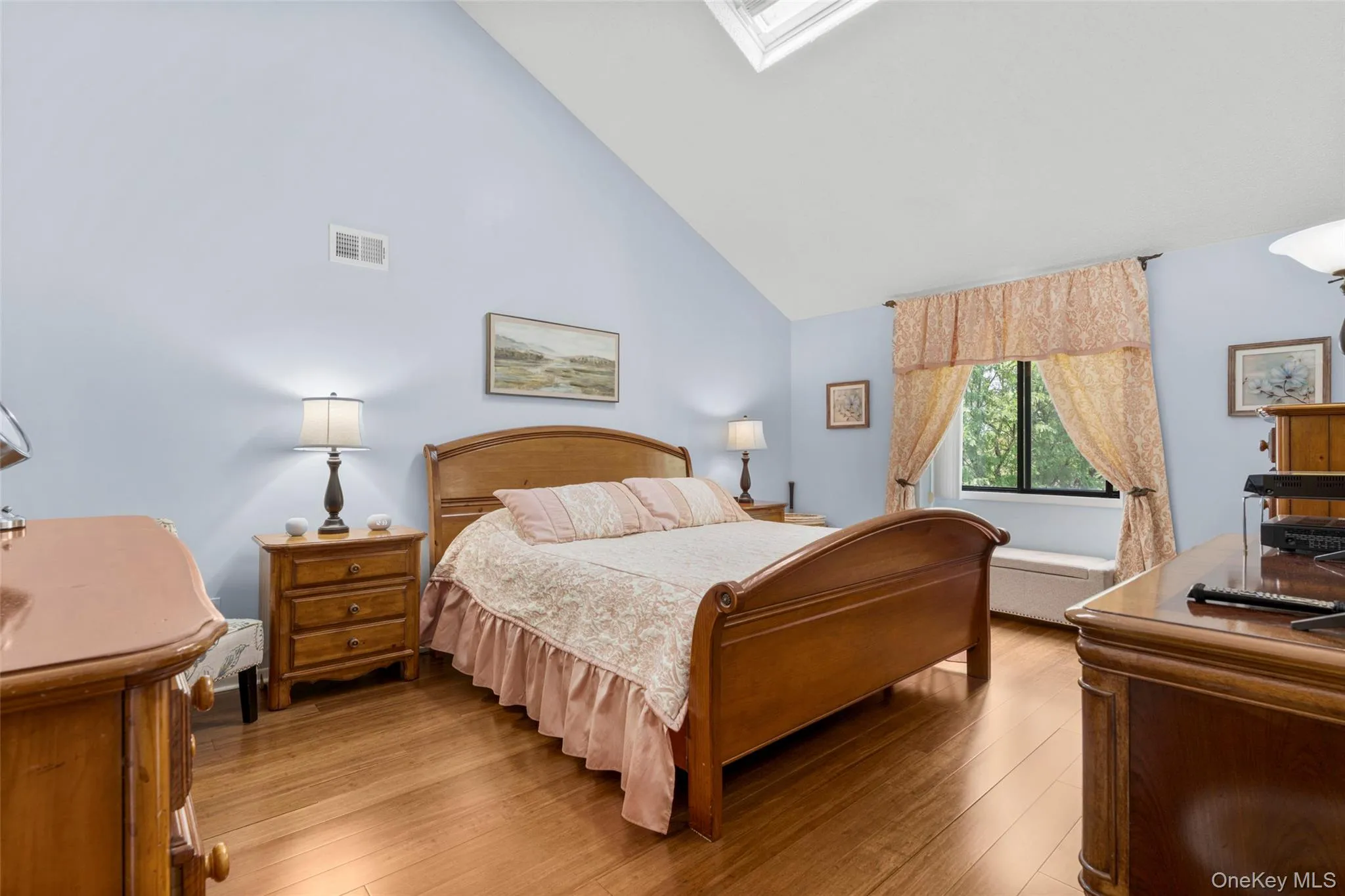 Inviting large Primary Retreat-like Ensuite enjoys Cathedral ceiling with Skylight for Stargazing & two Exposures. Inviting large Primary Retreat-like Ensuite enjoys Cathedral ceiling with Skylight for Stargazing & two Exposures.