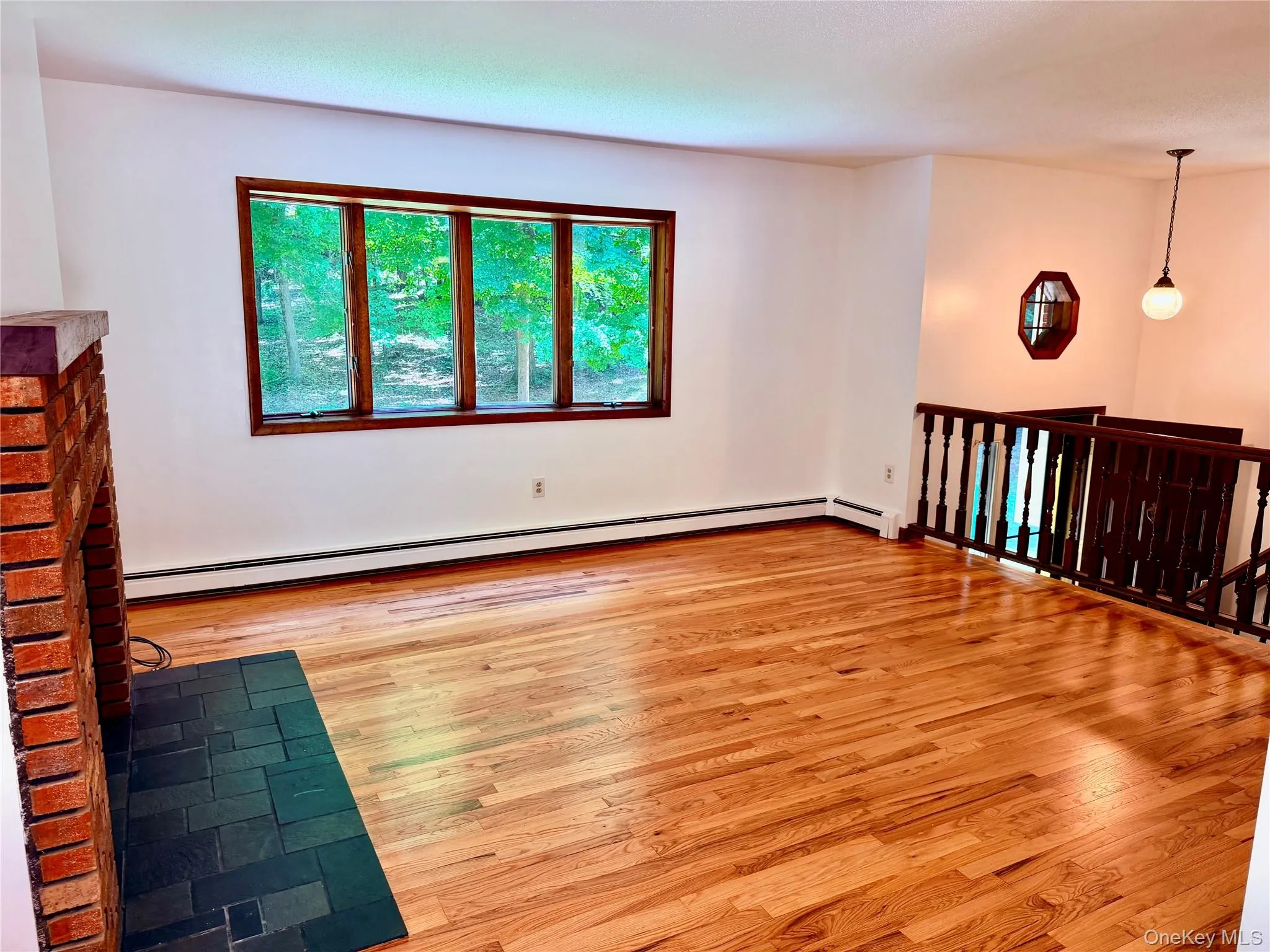 Large windows allowing lots of natural light throughout the house. Large windows allowing lots of natural light throughout the house.