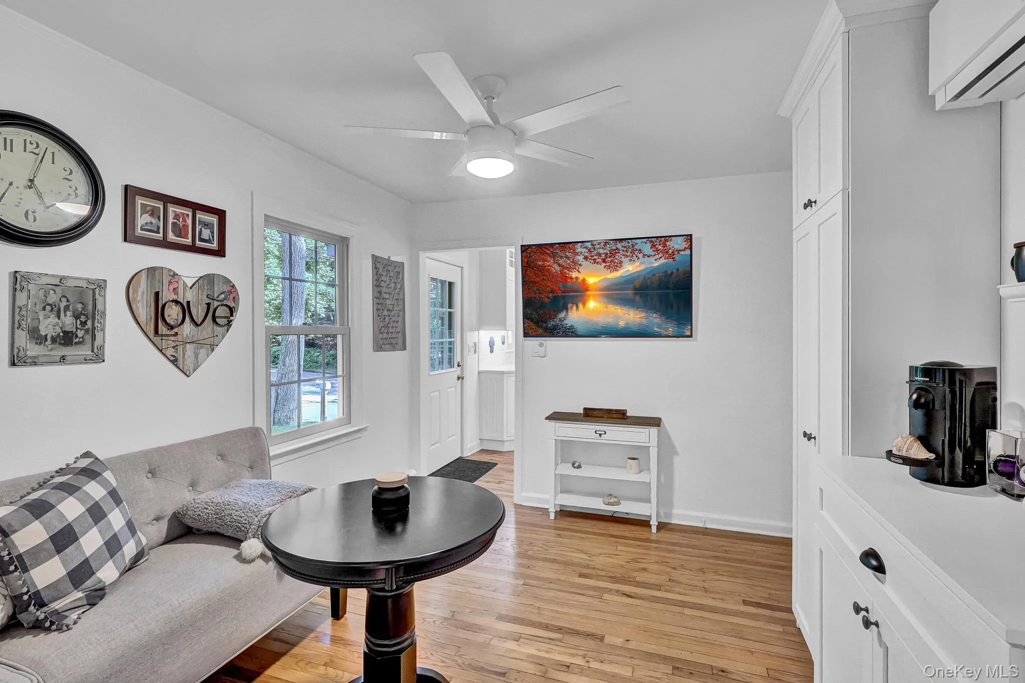 Sitting Room/Coffee Bar/Dining Room With Custom Built-Ins! Sitting Room/Coffee Bar/Dining Room With Custom Built-Ins!