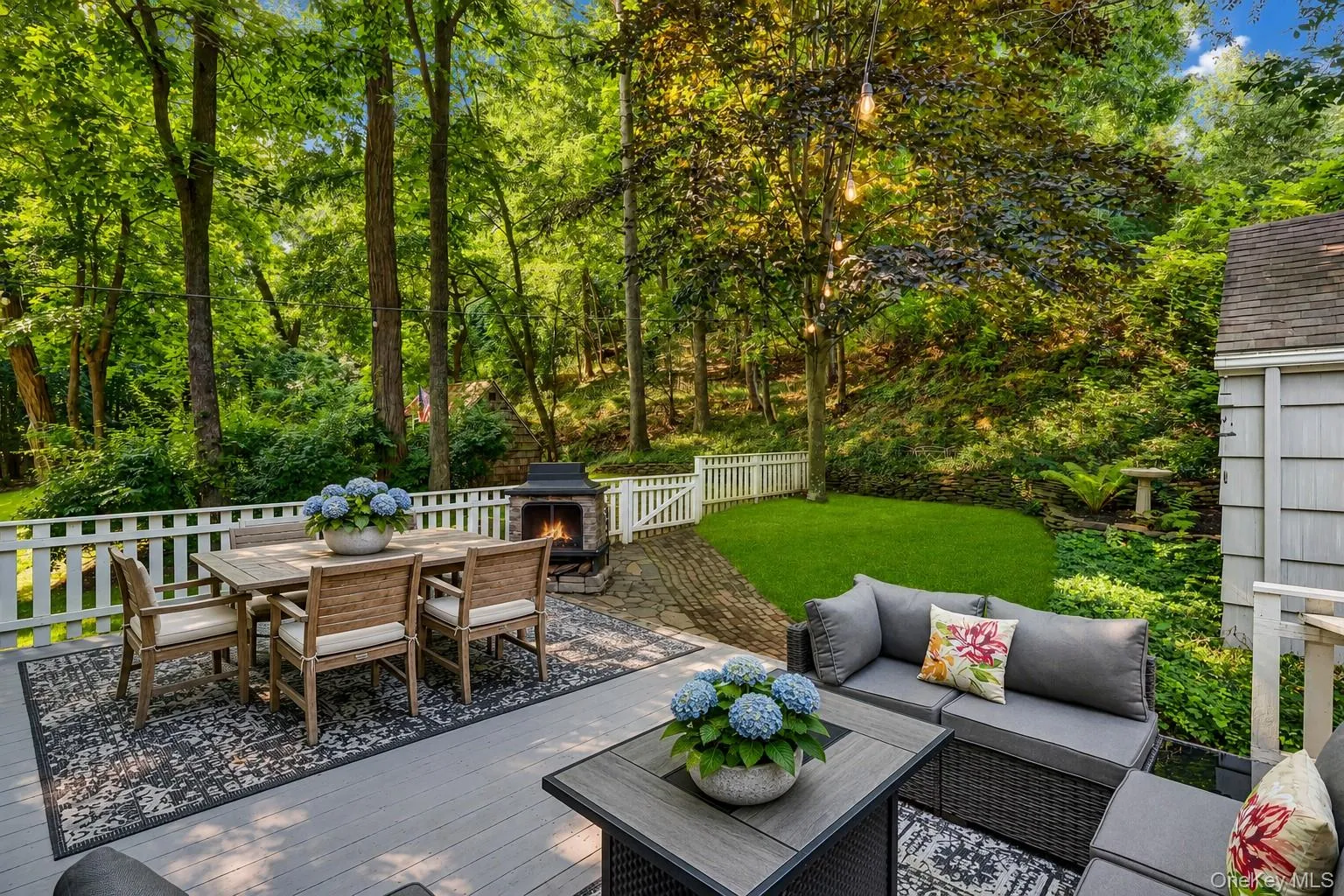 Beautiful Yard for Entertaining! Beautiful Yard for Entertaining!
