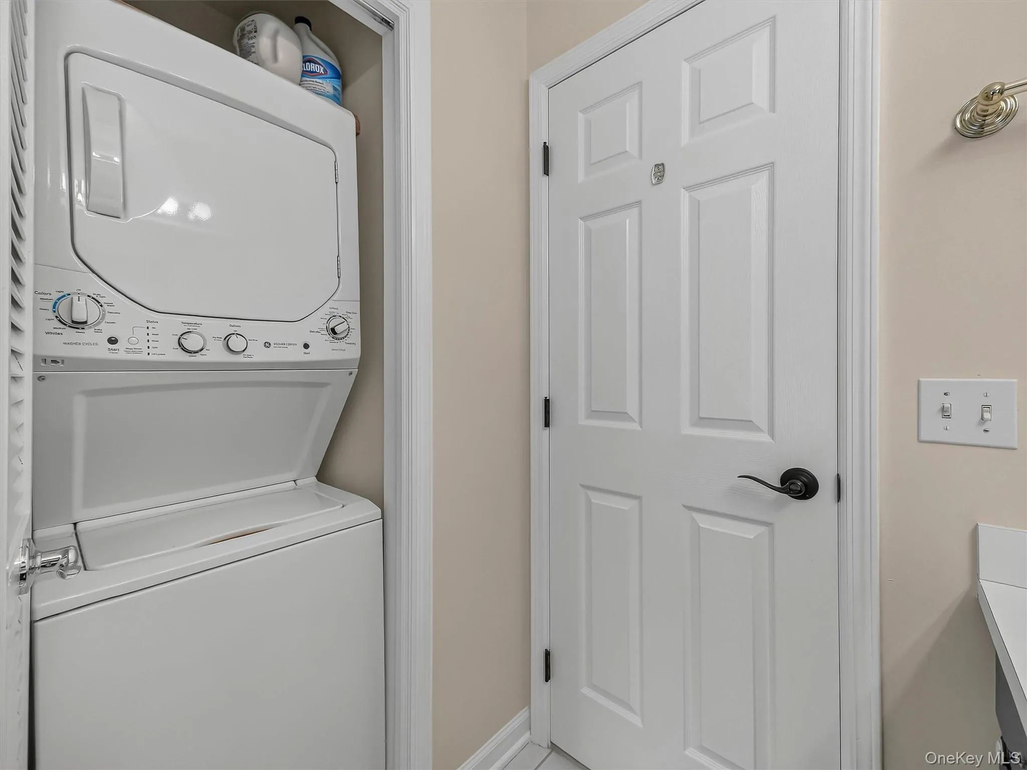 Laundry is conveniently located right in the full bathroom on the bedroom level, making everyday chores that much easier. Laundry is conveniently located right in the full bathroom on the bedroom level, making everyday chores that much easier.