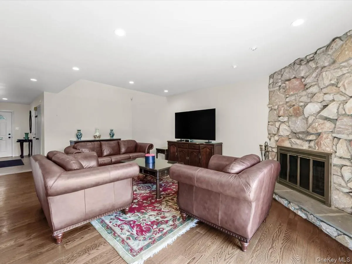 34 Windsor Gate Drive, North Hempstead, NY, 3 Bedrooms Bedrooms, 6 Rooms Rooms,2 BathroomsBathrooms,Residential,For Rent,Windsor Gate,0,1030803 34 Windsor Gate Drive, North Hempstead, NY, 3 Bedrooms Bedrooms, 6 Rooms Rooms,2 BathroomsBathrooms,Residential,For Rent,Windsor Gate,0,1030803