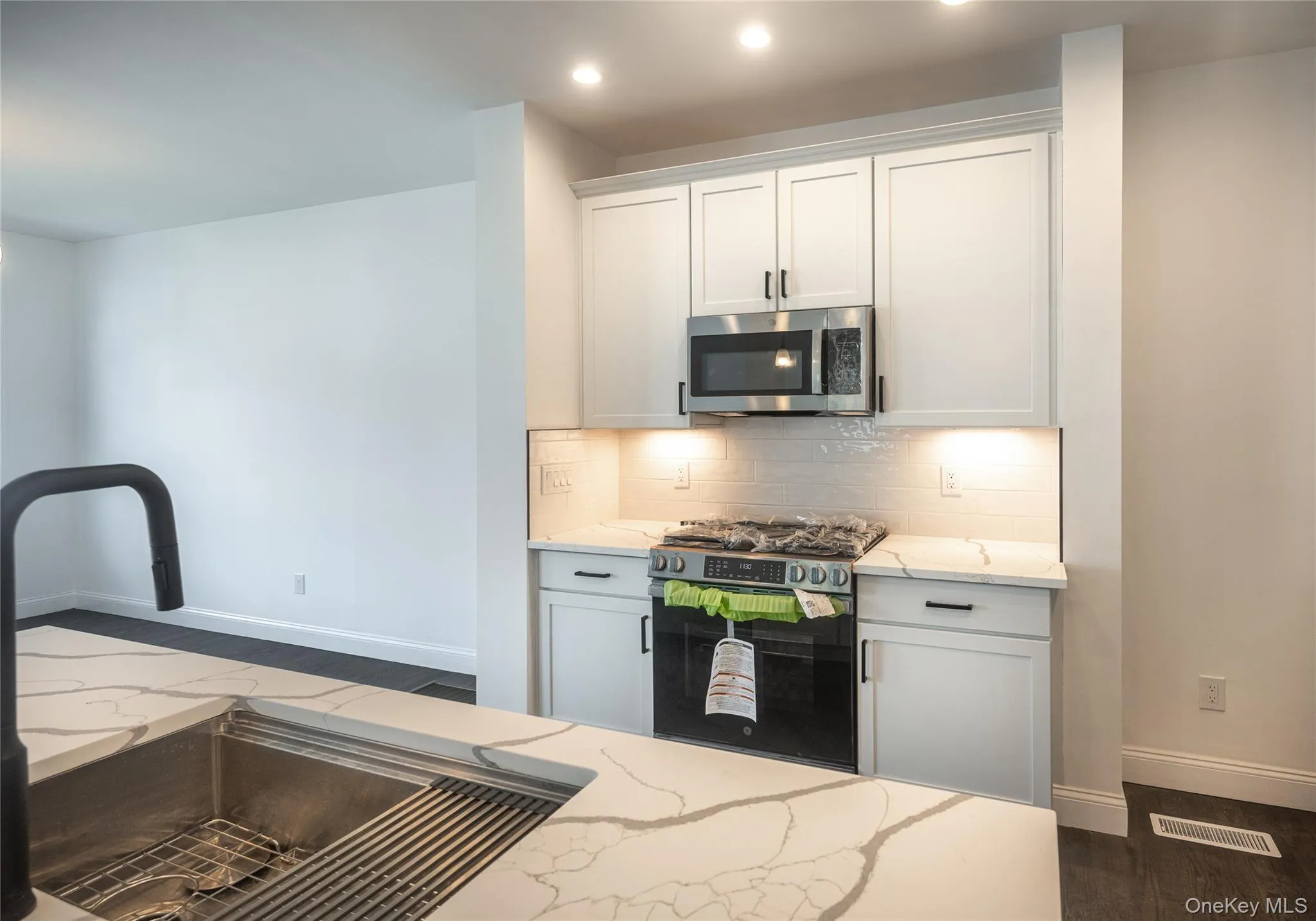 201 A Elm Street, New Rochelle, NY, 3 Bedrooms Bedrooms, 6 Rooms Rooms,2 BathroomsBathrooms,Residential,For Rent,Elm,0,1030814 201 A Elm Street, New Rochelle, NY, 3 Bedrooms Bedrooms, 6 Rooms Rooms,2 BathroomsBathrooms,Residential,For Rent,Elm,0,1030814