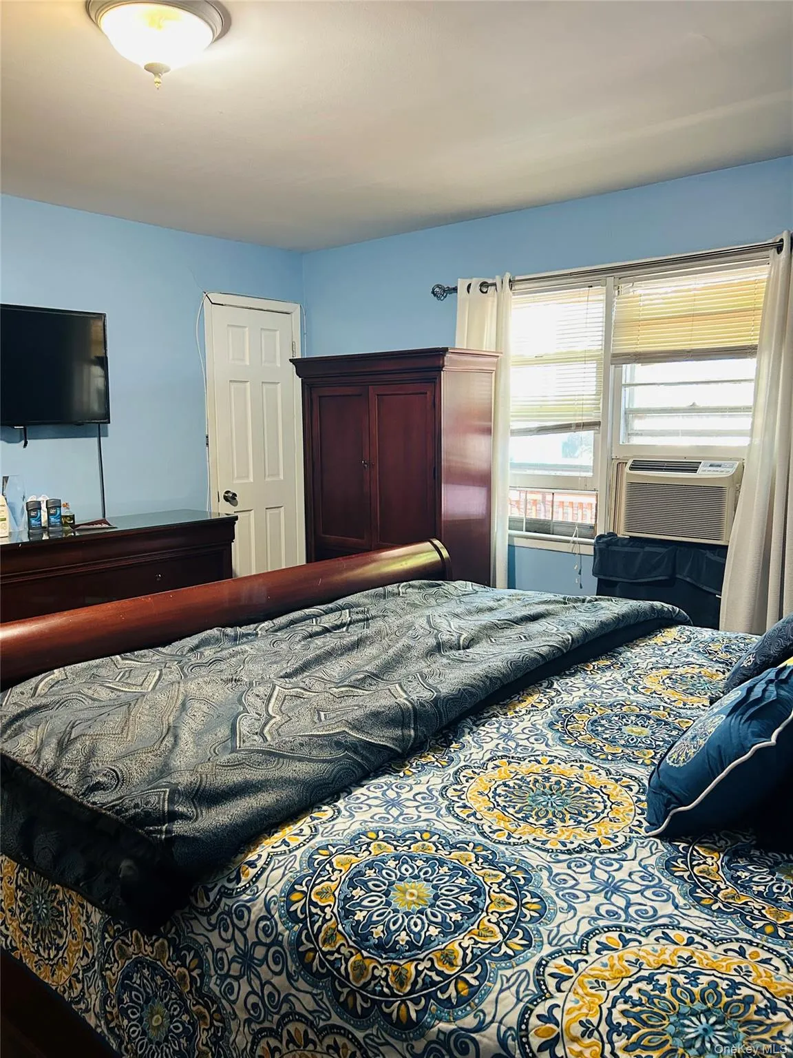 Master Bedroom w/king sized bed Master Bedroom w/king sized bed