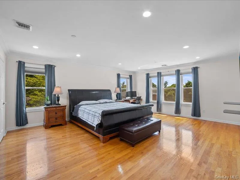 Bedroom with en suite and walk in closet Bedroom with en suite and walk in closet
