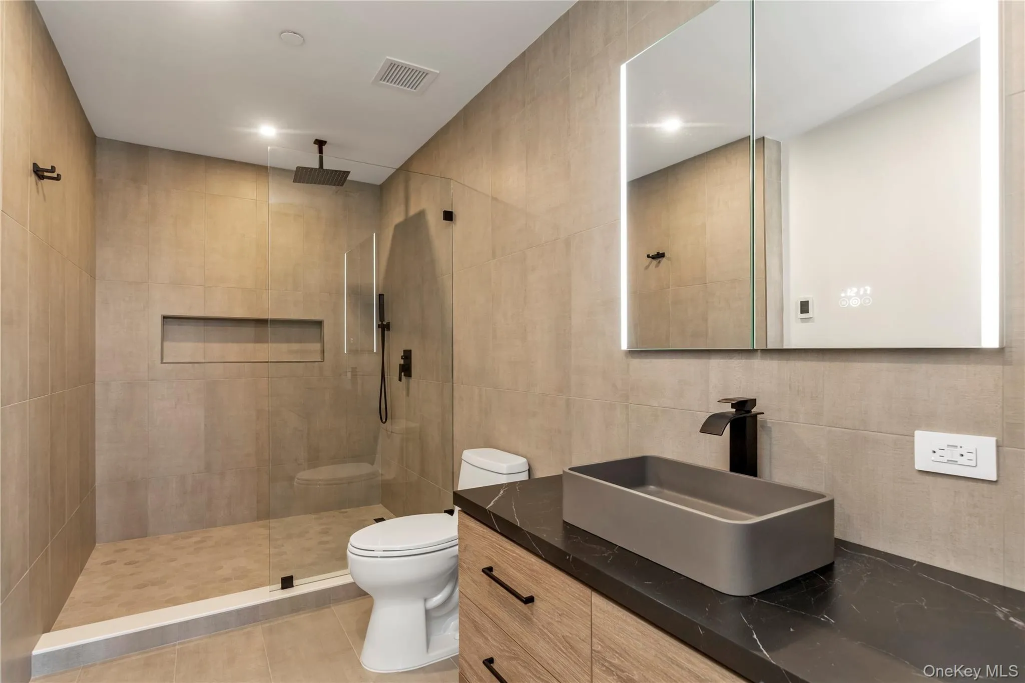 En-suite Full bathroom for second bedroom on main level. En-suite Full bathroom for second bedroom on main level.