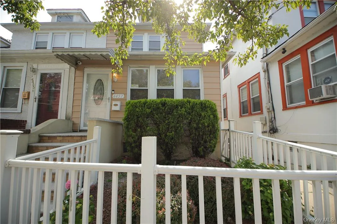 4457 Mundy Lane, New York, NY, 3 Bedrooms Bedrooms, 4 Rooms Rooms,1 BathroomBathrooms,Residential Lease,For Rent,Mundy,0,1030896 4457 Mundy Lane, New York, NY, 3 Bedrooms Bedrooms, 4 Rooms Rooms,1 BathroomBathrooms,Residential Lease,For Rent,Mundy,0,1030896